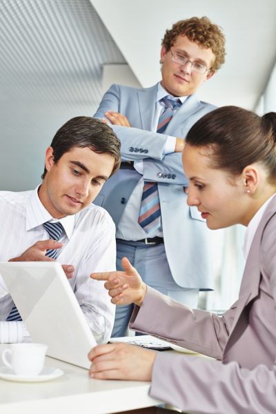 boss-with-employees_1098-767