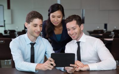 business-people-using-tablet-office-6_1262-1395