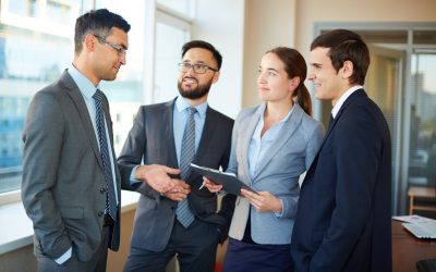 businesspeople-exchanging-ideas_1098-3622