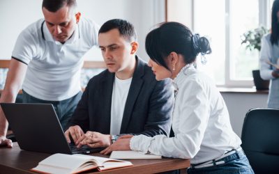 giving-advices-business-people-manager-working-their-new-project-classroom_146671-16302