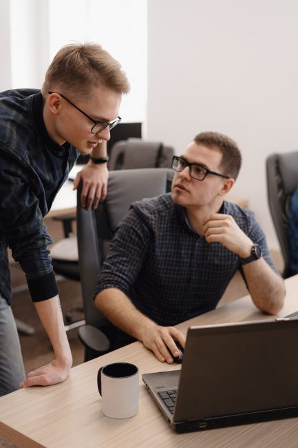 group-young-business-people-working-office_158595-5212