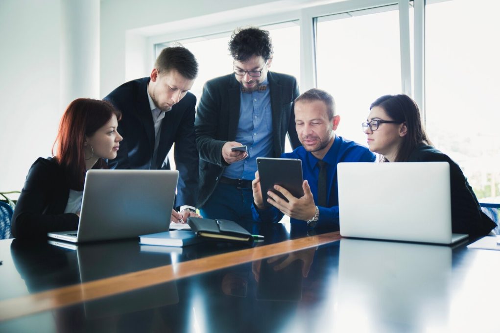 people-working-with-devices-office_23-2147656701